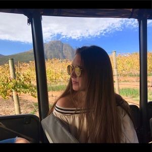 Meet your Posher, Antonia